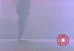 Standbild USS Ommaney Bay CVE-79 brennen nach dem Angriff Luzon Philippinen, 1945, aus Sekunde 25 historischem Filmmaterial Videoclip 65675072050