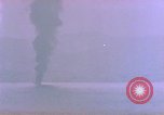 Standbild USS Ommaney Bay CVE-79 brennen nach dem Angriff Luzon Philippinen, 1945, aus Sekunde 26 historischem Filmmaterial Videoclip 65675072050