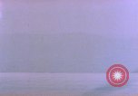 Standbild USS Ommaney Bay CVE-79 brennen nach dem Angriff Luzon Philippinen, 1945, aus Sekunde 28 historischem Filmmaterial Videoclip 65675072050