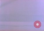 Standbild USS Ommaney Bay CVE-79 brennen nach dem Angriff Luzon Philippinen, 1945, aus Sekunde 30 historischem Filmmaterial Videoclip 65675072050