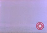 Standbild USS Ommaney Bay CVE-79 brennen nach dem Angriff Luzon Philippinen, 1945, aus Sekunde 44 historischem Filmmaterial Videoclip 65675072050