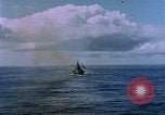 Standbild USS Ommaney Bay CVE-79 brennen nach dem Angriff Luzon Philippinen, 1945, aus Sekunde 45 historischem Filmmaterial Videoclip 65675072050