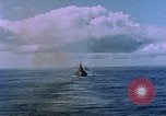 Standbild USS Ommaney Bay CVE-79 brennen nach dem Angriff Luzon Philippinen, 1945, aus Sekunde 46 historischem Filmmaterial Videoclip 65675072050
