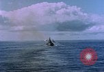 Standbild USS Ommaney Bay CVE-79 brennen nach dem Angriff Luzon Philippinen, 1945, aus Sekunde 47 historischem Filmmaterial Videoclip 65675072050