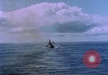 Standbild USS Ommaney Bay CVE-79 brennen nach dem Angriff Luzon Philippinen, 1945, aus Sekunde 48 historischem Filmmaterial Videoclip 65675072050