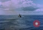 Standbild USS Ommaney Bay CVE-79 brennen nach dem Angriff Luzon Philippinen, 1945, aus Sekunde 51 historischem Filmmaterial Videoclip 65675072050
