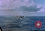 Standbild USS Ommaney Bay CVE-79 brennen nach dem Angriff Luzon Philippinen, 1945, aus Sekunde 52 historischem Filmmaterial Videoclip 65675072050