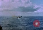 Standbild USS Ommaney Bay CVE-79 brennen nach dem Angriff Luzon Philippinen, 1945, aus Sekunde 54 historischem Filmmaterial Videoclip 65675072050