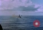 Standbild USS Ommaney Bay CVE-79 brennen nach dem Angriff Luzon Philippinen, 1945, aus Sekunde 55 historischem Filmmaterial Videoclip 65675072050