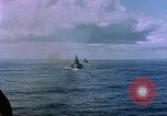 Standbild USS Ommaney Bay CVE-79 brennen nach dem Angriff Luzon Philippinen, 1945, aus Sekunde 56 historischem Filmmaterial Videoclip 65675072050