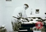 Standbild uns alien Haftanstalt Mail Handling Crystal City Texas USA, 1943, aus Sekunde 28 historischem Filmmaterial Videoclip 65675072065