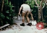 Standbild alien Haftanstalt essen Lieferung Crystal City Texas USA, 1943, aus Sekunde 22 historischem Filmmaterial Videoclip 65675072066