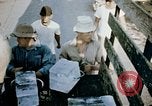 Standbild alien Haftanstalt essen Lieferung Crystal City Texas USA, 1943, aus Sekunde 44 historischem Filmmaterial Videoclip 65675072066