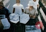 Standbild alien Haftanstalt essen Lieferung Crystal City Texas USA, 1943, aus Sekunde 46 historischem Filmmaterial Videoclip 65675072066