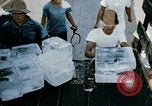 Standbild alien Haftanstalt essen Lieferung Crystal City Texas USA, 1943, aus Sekunde 49 historischem Filmmaterial Videoclip 65675072066