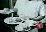 Immagine di Alien internamento centro facility da pranzo Crystal City Texas USA, 1943, secondo 49 filmato di repertorio 65675072068