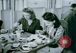 Immagine di Alien internamento centro facility da pranzo Crystal City Texas USA, 1943, secondo 51 filmato di repertorio 65675072068