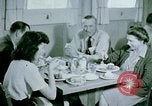 Immagine di Alien internamento centro facility da pranzo Crystal City Texas USA, 1943, secondo 56 filmato di repertorio 65675072068