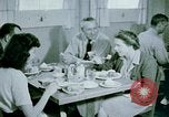 Immagine di Alien internamento centro facility da pranzo Crystal City Texas USA, 1943, secondo 57 filmato di repertorio 65675072068