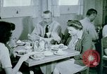 Immagine di Alien internamento centro facility da pranzo Crystal City Texas USA, 1943, secondo 58 filmato di repertorio 65675072068