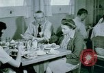 Immagine di Alien internamento centro facility da pranzo Crystal City Texas USA, 1943, secondo 59 filmato di repertorio 65675072068