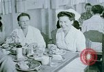 Immagine di Alien internamento centro facility da pranzo Crystal City Texas USA, 1943, secondo 61 filmato di repertorio 65675072068