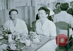 Immagine di Alien internamento centro facility da pranzo Crystal City Texas USA, 1943, secondo 62 filmato di repertorio 65675072068