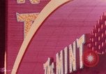 Standbild Vintage Leuchtreklamen von Las Vegas Casinos Las Vegas Nevada USA, 1958, aus Sekunde 3 historischem Filmmaterial Videoclip 65675072080