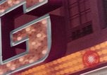 Standbild Vintage Leuchtreklamen von Las Vegas Casinos Las Vegas Nevada USA, 1958, aus Sekunde 5 historischem Filmmaterial Videoclip 65675072080