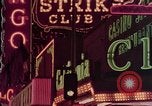 Standbild Leuchtreklamen von Las Vegas Kasinos und Hotels Las Vegas Nevada USA, 1958, aus Sekunde 27 historischem Filmmaterial Videoclip 65675072081