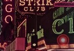 Standbild Leuchtreklamen von Las Vegas Kasinos und Hotels Las Vegas Nevada USA, 1958, aus Sekunde 28 historischem Filmmaterial Videoclip 65675072081