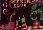 Standbild Leuchtreklamen von Las Vegas Kasinos und Hotels Las Vegas Nevada USA, 1958, aus Sekunde 29 historischem Filmmaterial Videoclip 65675072081