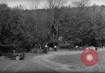 Immagine di Ufficio di presidenza del divieto di distruggere gli agenti di una distilleria di whisky United States USA, 1932, secondo 44 filmato di repertorio 65675072090