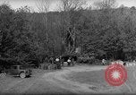 Immagine di Ufficio di presidenza del divieto di distruggere gli agenti di una distilleria di whisky United States USA, 1932, secondo 45 filmato di repertorio 65675072090