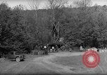 Immagine di Ufficio di presidenza del divieto di distruggere gli agenti di una distilleria di whisky United States USA, 1932, secondo 46 filmato di repertorio 65675072090