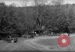 Immagine di Ufficio di presidenza del divieto di distruggere gli agenti di una distilleria di whisky United States USA, 1932, secondo 48 filmato di repertorio 65675072090