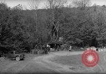 Immagine di Ufficio di presidenza del divieto di distruggere gli agenti di una distilleria di whisky United States USA, 1932, secondo 49 filmato di repertorio 65675072090