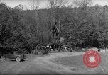 Immagine di Ufficio di presidenza del divieto di distruggere gli agenti di una distilleria di whisky United States USA, 1932, secondo 51 filmato di repertorio 65675072090