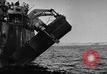 Immagine di Marina degli Stati Uniti Task Force 58 nella seconda guerra mondiale Okinawa isole Ryukyu, 1945, secondo 28 filmato di repertorio 65675072095