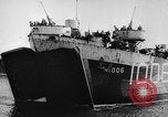 Immagine di Marina degli Stati Uniti Task Force 58 Okinawa isole Ryukyu, 1945, secondo 5 filmato di repertorio 65675072097