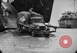 Immagine di Marina degli Stati Uniti Task Force 58 Okinawa isole Ryukyu, 1945, secondo 12 filmato di repertorio 65675072097