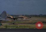 Standbild Flugzeuge Vietnam, 1968, aus Sekunde 55 historischem Filmmaterial Videoclip 65675072135