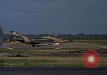 Standbild Flugzeuge Vietnam, 1968, aus Sekunde 56 historischem Filmmaterial Videoclip 65675072135