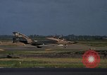 Standbild Flugzeuge Vietnam, 1968, aus Sekunde 57 historischem Filmmaterial Videoclip 65675072135