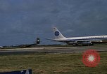 Standbild verschiedene Flugzeuge Vietnam, 1968, aus Sekunde 22 historischem Filmmaterial Videoclip 65675072136