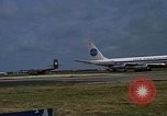 Standbild verschiedene Flugzeuge Vietnam, 1968, aus Sekunde 23 historischem Filmmaterial Videoclip 65675072136