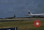 Standbild verschiedene Flugzeuge Vietnam, 1968, aus Sekunde 25 historischem Filmmaterial Videoclip 65675072136