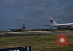 Standbild verschiedene Flugzeuge Vietnam, 1968, aus Sekunde 26 historischem Filmmaterial Videoclip 65675072136