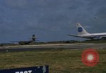 Standbild verschiedene Flugzeuge Vietnam, 1968, aus Sekunde 27 historischem Filmmaterial Videoclip 65675072136