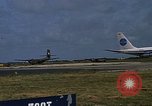 Standbild verschiedene Flugzeuge Vietnam, 1968, aus Sekunde 28 historischem Filmmaterial Videoclip 65675072136